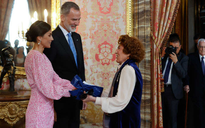 Don Felipe y Doña Letizia con Carmen Iglesias Cano 