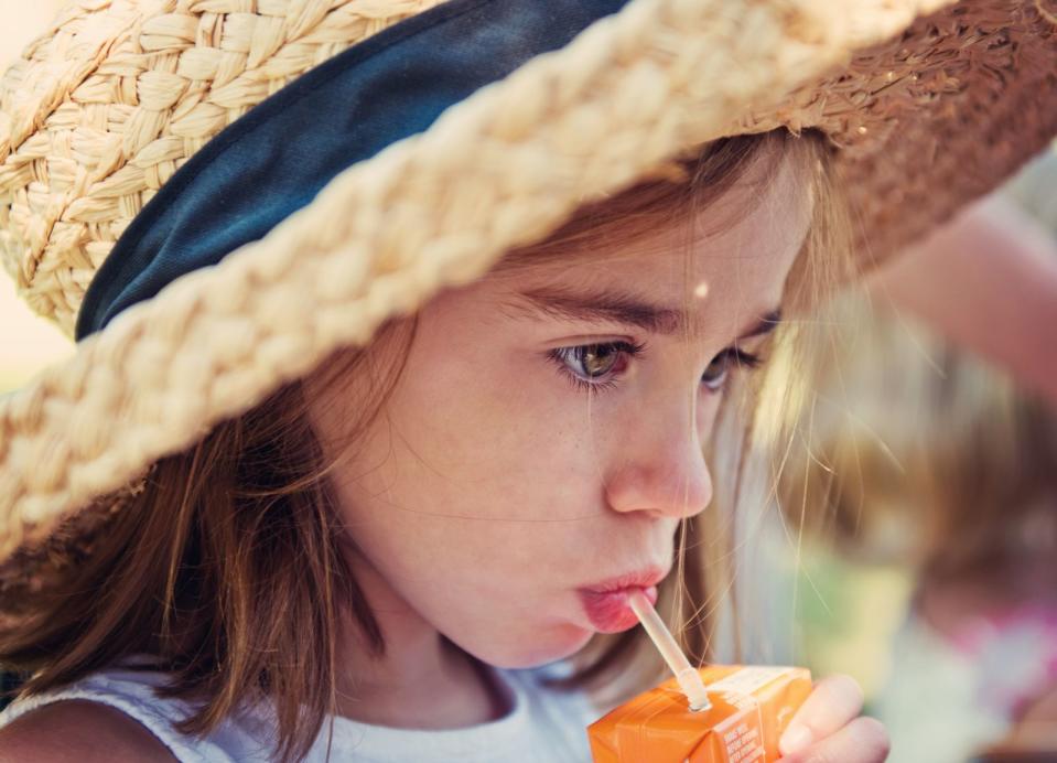 <p>Um das Trinkpäckchen "Durstlöscher Apfel - Orange - Zitrone" im Halbliter-Tetrapack sollten Eltern unbedingt einen Bogen machen. Mit 0,5 Liter dieser süßen Fruchtmischung nehmen Kinder über 18 Würfelzucker auf. Das entspricht etwa der von der WHO empfohlenen Tagesdosis für einen Erwachsenen. (Bild: iStock / laylandmasuda)</p> 