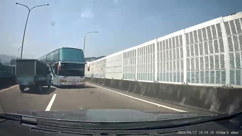 遊覽車迎面駛來時，小貨車倉皇閃避。（圖／翻攝自重機車友 x 各區路況天氣、資訊分享中心）