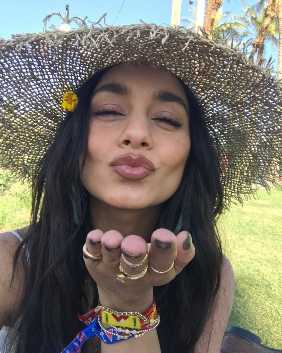 Vanessa Hudgens' glossy neutral lip is perfect for the day-to-night vibe necessary at Coachella. Also, her brow game is <em>excellent.</em>