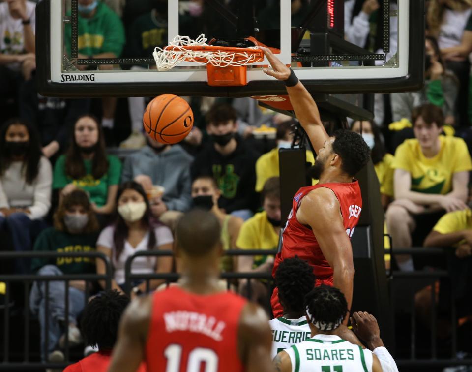 Southern Methodist University's Marcus Weathers dunks the ball against Oregon during the second half.