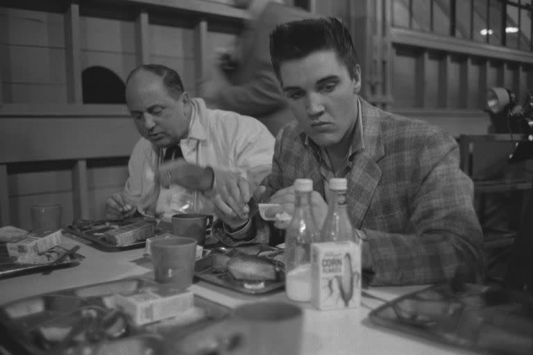 Elvis Presley junto a su manager, Tom Parker, en 1958