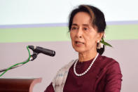 <p>Aung San Suu Kyi, Consejera de Estado de Myanmar entre 2016 y 2021, permanece en arresto domiciliario tras un golpe militar en 2021. Tras el mismo, fue condenada a 26 años de prisión por diez cargos en total, aunque desde occidente se acusa a las autoridades actuales del país de haberla condenado por motivos políticos. (Foto: Thet Aung / AFP / Getty Images).</p> 