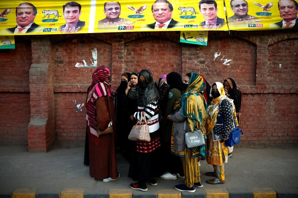 巴基斯坦2月8日舉行國會大選，一群女性選民一早就在拉合爾的一處投票所外等開門。路透社