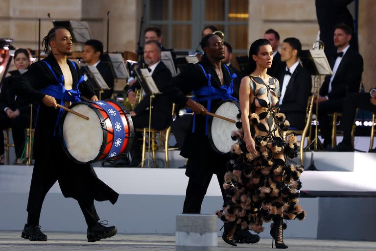 Apenas apareció en escena, Katy Perry se convirtió en la protagonista absoluta. La cantante recorrió la alfombra en el marco del bloque del desfile dedicado al estilo y las siluetas de los años 80 y su paso dejó a todos con la boca abierta. 