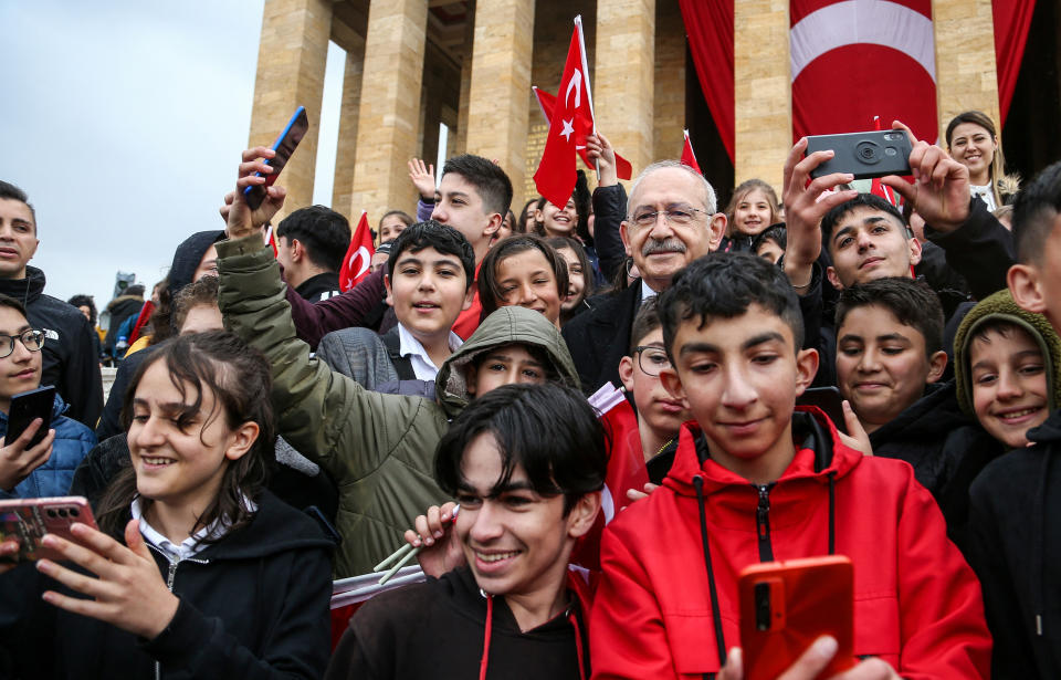 Kemal Kilicdaroglu gibt sich gerne volksnah. Hier macht er Selfies mit jugendlichen Fans am Mausoleum von Mustafa Kemal Ataturk dem Gründer der modernen Türkei. (Bild: REUTERS/Cagla Gurdogan)