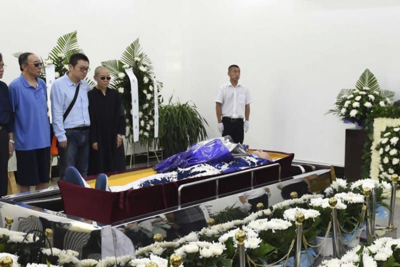 劉曉波的親人在劉曉波遺體告別儀式上（瀋陽市政府）
