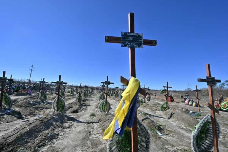 Une croix sur la tombe d'un habitant non identifié, au cimetière de Boutcha, au nord-ouest de Kiev, le 30 mars 2023 en Ukraine (Sergei SUPINSKY)