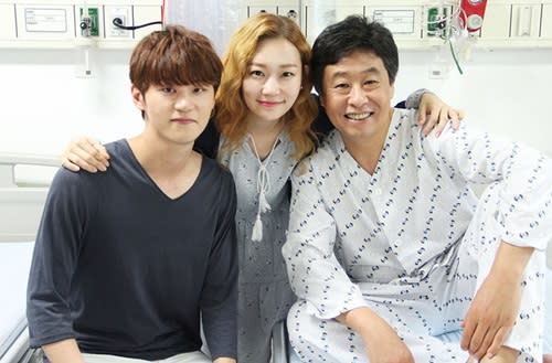 Lee Hak Joo Reveals A Family Picture On Set Of 'Oh My Ghostess'