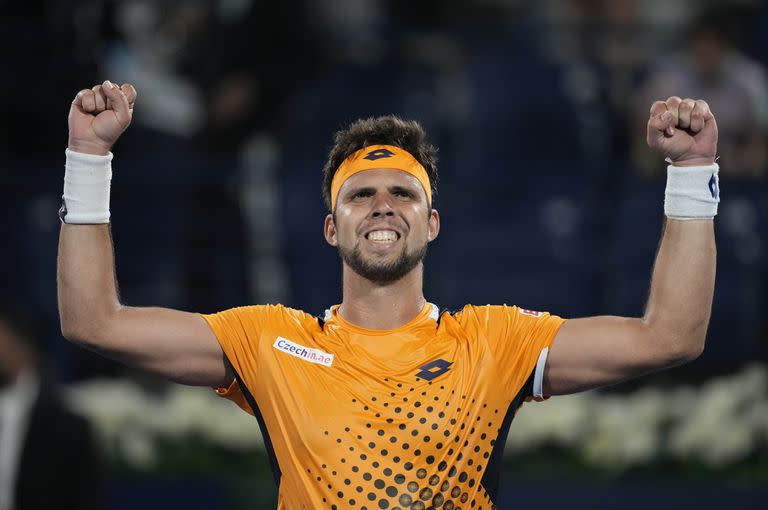 Jiri Vesely celebrando su éxito ante Djokovic en los cuartos de final del ATP de Dubai, el 24 de febrero pasado. 