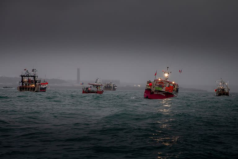 Buques pesqueros franceses protestan frente al puerto de St Helier en una disputa por los derechos de pesca después del Brexit