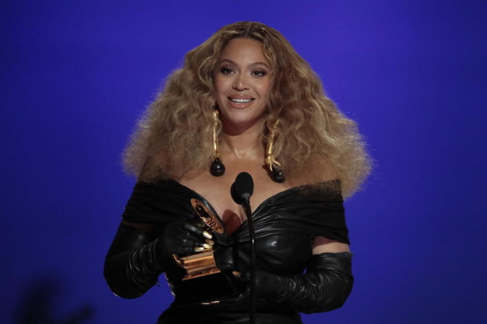 beyonce accepting an award