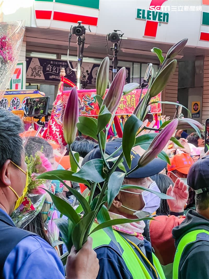 雙手捧花可向白沙屯媽祖祈求。（圖／記者鄭尹翔攝影）