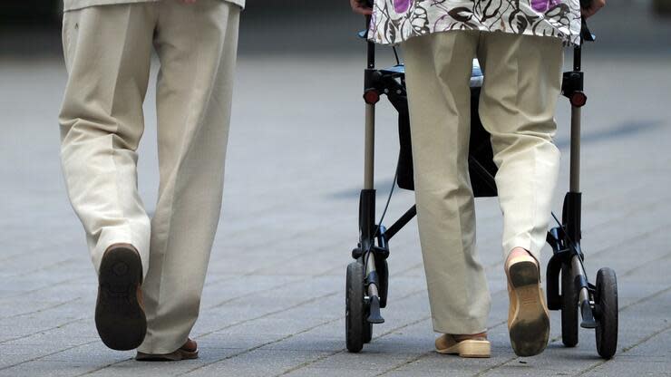 Pflegebedürftige Menschen benötigen häufig intensive Betreuung. Foto: dpa