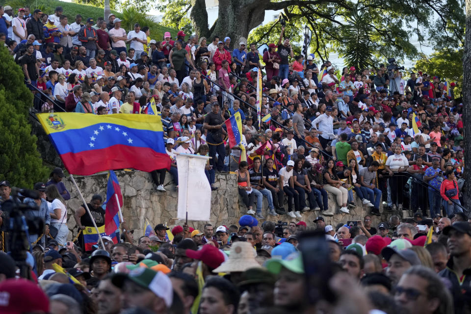 Seguidores del gobierno se concentran en apoyo a la reelección del presidente Nicolás Maduro en las afueras de palacio presidencial de Miraflores en Caracas, Venezuela, el martes 30 de julio de 2024. (AP Foto/Fernando Vergara)