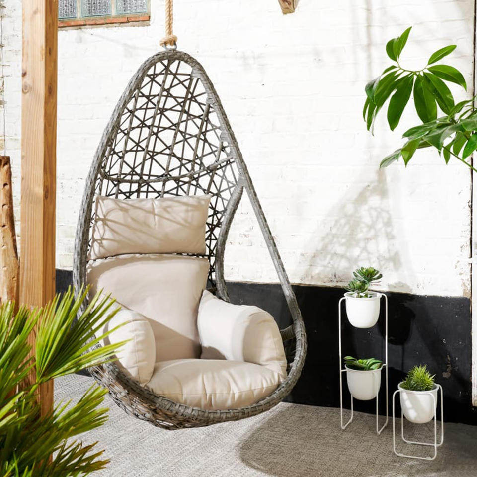 <p>Casa, 174,50 €</p><br><a href="https://fr.casashops.com/fr/produits/drop-chaise-suspendue-270131/270131/" rel="nofollow noopener" target="_blank" data-ylk="slk:Acheter;elm:context_link;itc:0;sec:content-canvas" class="link ">Acheter</a>