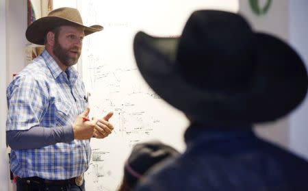 FILE PHOTO -- Ammon Bundy leads a discussion about individual rights at Malheur National Wildlife Refuge near Burns, Oregon, January 7, 2016. REUTERS/Jim Urquhart/File Photo