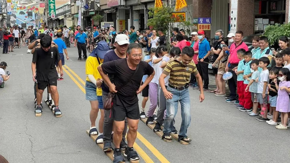 趣味競賽還有4人木屐競走，傳統活動有趣又歡樂。（台中市府提供）