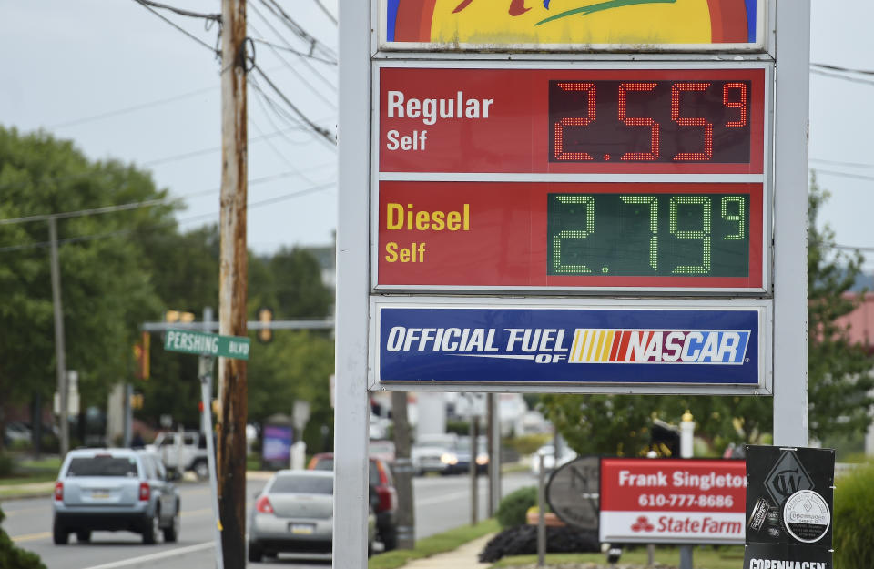 Precios de la gasolina en un tablero de precios electrónico fuera del Sunoco en Lancaster Ave en Cumru Township en septiembre de 2020 (Ben Hasty/MediaNews Group/Reading Eagle via Getty Images)