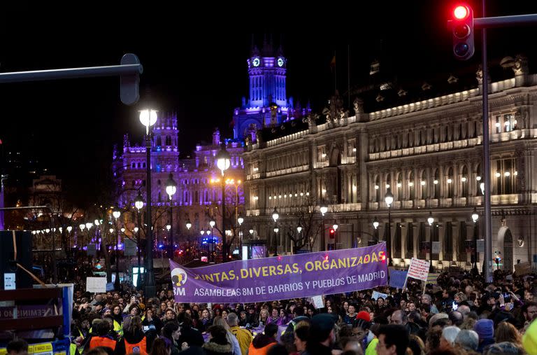 08/03/2023 Miles de personas durante una manifestación convocada por la Comisión 8M, por el 8M, Día Internacional de la Mujer, a 8 de marzo de marzo de 2023, en Madrid (España).  El Día Internacional de la Mujer vuelve a visibilizar la división del feminismo en España, con las feministas marchando por separado en distintas manifestaciones debido a sus diferencias en temas como la prostitución, la Ley Trans o la Ley del 'solo sí es sí'. Bajo el lema 'Somos el grito necesario, el feminismo lo está cambiando todo', la Comisión 8M es partidaria de la ley trans y, aunque acoge abolicionistas entre sus filas, llaman en el 8-M a la unificación para celebrar el Día Internacional de la Mujer. Es la convocante principal de este día, cuyo recorrido une el trayecto entre Atocha y plaza de España, desde el paseo del Prado, a la altura de la confluencia con la calle Juan de Mena y el Museo Naval, por la calle de Alcalá, Gran Vía y Callao. SOCIEDAD Alberto Ortega - Europa Press