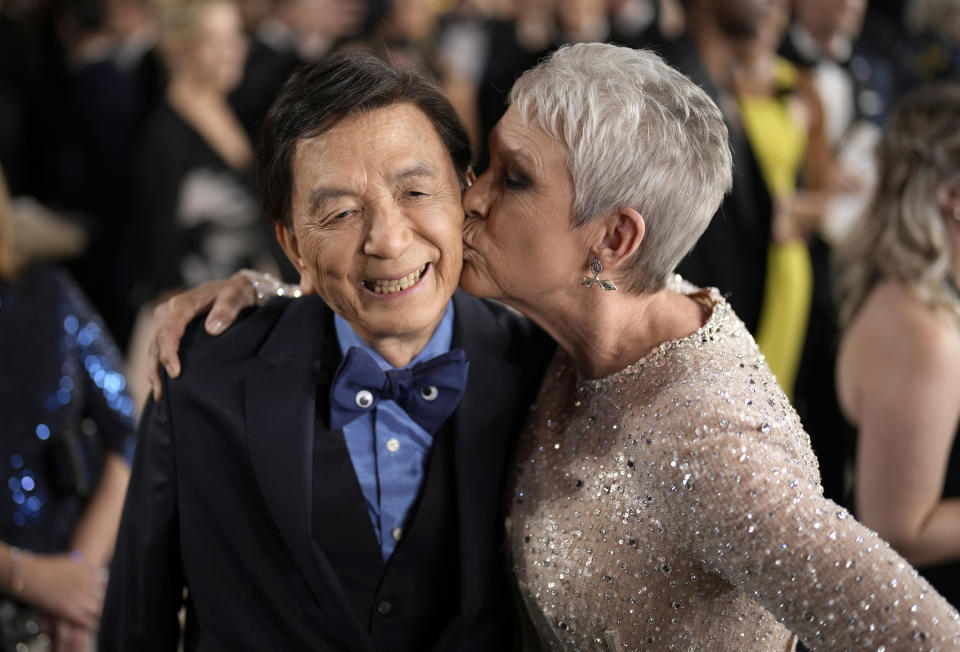 James Hong, izquierda, y Jamie Lee Curtis llegan a los Oscar el domingo 12 de marzo de 2023 en el Teatro Dolby en Los Angeles.(Foto AP/John Locher)