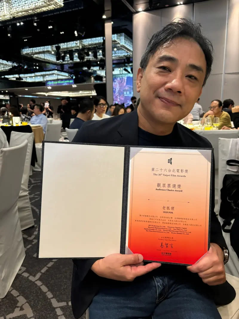 ▲蕭雅全上台領台北電影獎時，有特別感謝《老狐狸》劇組，「這個獎與所有工作人員和演員共享」。（圖／蕭雅全臉書）