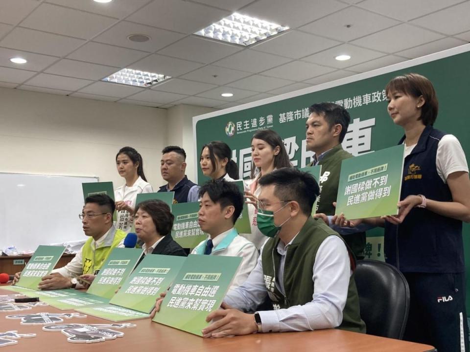 基隆市議會民進黨團喊出「謝國樑的車，民進黨來送！」、「謝國樑做不到，民進黨做得到」等口號。