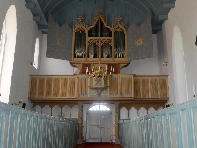 In der Rysumer Dorfkirche befindet sich eine alte gotische Orgel. Foto: www.ostfriesland.de