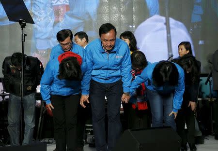 Taiwan's ruling Nationalist Kuomintang Party (KMT) presidential candidate Eric Chu (C) and his wife Kao Wan-ching (R) bow as Chu concedes defeat in the elections in Taipei, Taiwan January 16, 2016. REUTERS/Olivia Harris