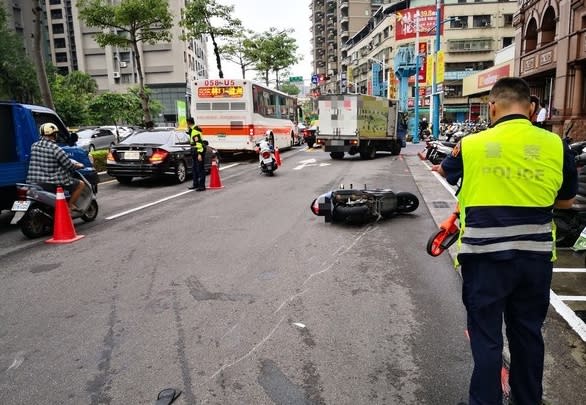 男子因車禍傷心欲絕，忘記將遺失物交給警方，慘挨告。（圖／東森新聞）