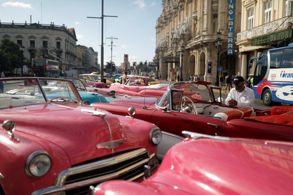 <p>Esos coches antiguos han ido pasando posteriormente de generación en generación dentro de las mismas familias debido a los problemas económicos de muchas de ellas. (Foto: Amanda Perobelli / Reuters).</p> 