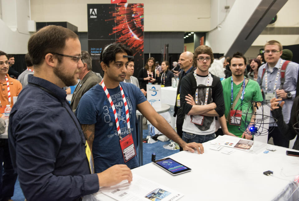 Siddharth Hariharoan se concentra para controlar un helicóptero de juguete con la mente mediante el uso de MindWaveMobile, un dispositivo de NeuroSky que lee las ondas cerebrales, durante la conferencia GDC 2013 de desarrolladores de juegos en San Francisco, el 28 de marzo de 2013. (Winni Wintermeyer/The New York Times)