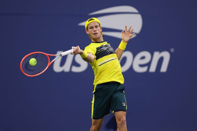 NEW YORK, NEW YORK - AUGUST 30: Diego Schwartzman of Argentina plays a forehand against Jack Sock of the United States in their Men's Singles First Round match on Day Two of the 2022 US Open at USTA Billie Jean King National Tennis Center on August 30, 2022 in the Flushing neighborhood of the Queens borough of New York City.   Julian Finney/Getty Images/AFP
== FOR NEWSPAPERS, INTERNET, TELCOS & TELEVISION USE ONLY ==