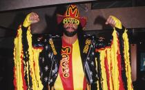 Auch er wurde in den 80-ern groß: Der "Macho Man" Randy Savage lieferte sich seinerzeit viele unvergessliche Kämpfe mit dem Warrior und Hulk Hogan, sein Markenzeichen waren neben dem Flying Elbow die Sonnenbrille, schrille Klamotten und völlig überdrehte Interviews. Ein echtes Original, ohne das die Wrestling-Welt um einiges langweiliger gewesen wäre. (Bild: Walter McBride/Corbis/Getty Images)