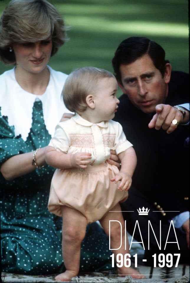 <p>Lady Diana erhielt das Goldarmband von Prinz Charles, der ihr an jedem zehnten Hochzeitstag einen neuen Anhänger für das Band schenken wollte. Das Bild zeigt Prinzessin Diana mit Prinz William und Prinz Charles in Neuseeland. [Bild: PA] </p>