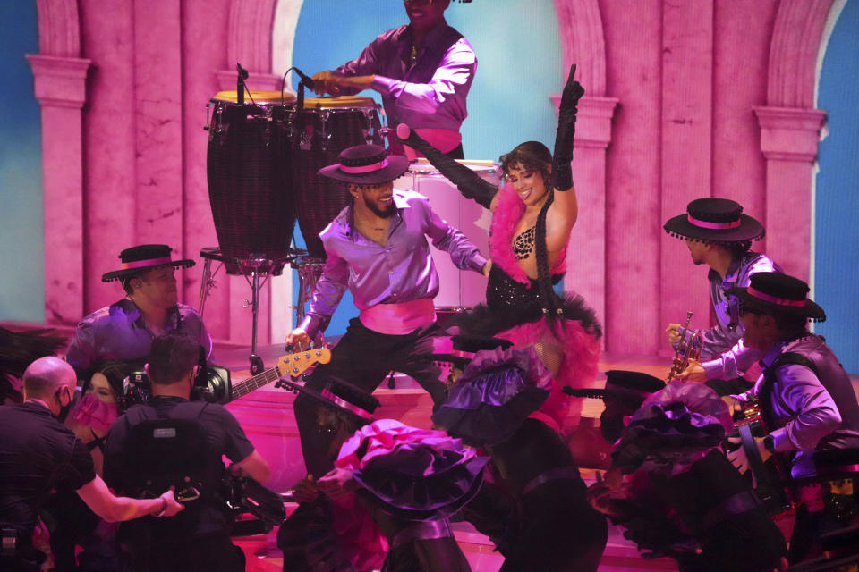 Camila Cabello canta "Don't Go Yet" durante la ceremonia de los Premios MTV a los Videos Musicales, el domingo 12 de septiembre de 2021 en el Barclays Center en Nueva York. (Foto por Charles Sykes/Invision/AP)