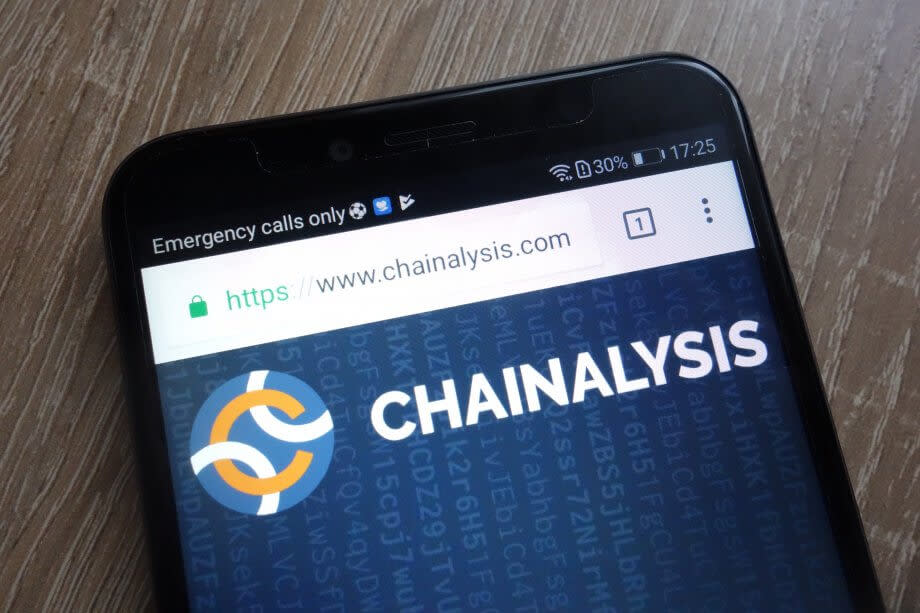 Smartphone mit Chainalysis-Logo