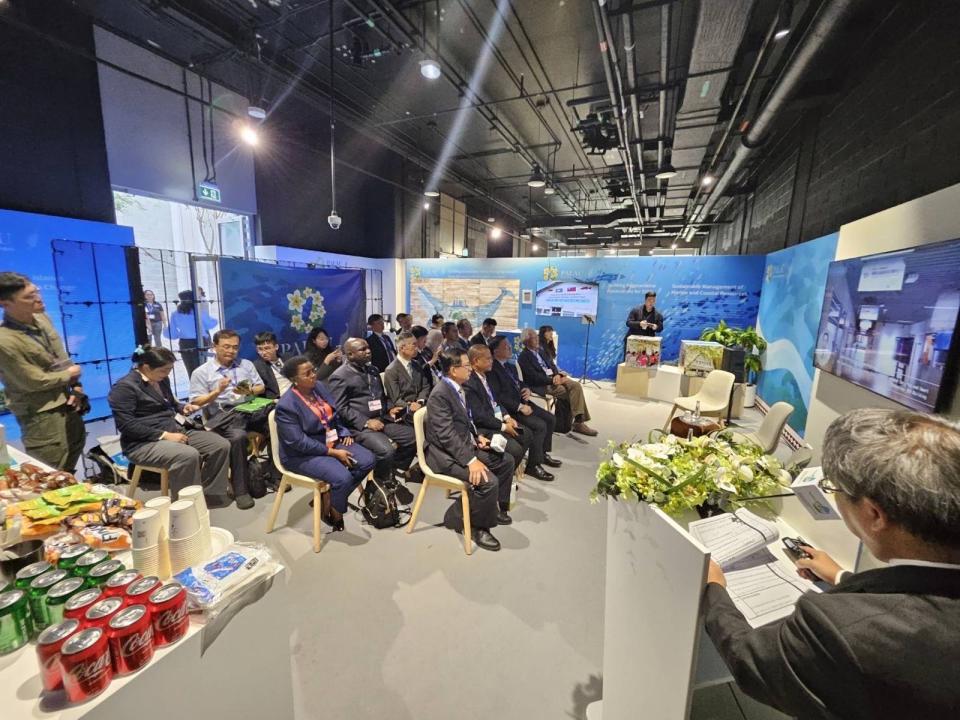 臺南市代表至杜拜參加聯合國氣候峰會COP28周邊會議，與國際友人分享臺南實踐淨零永續的成果，為臺灣第一個向國際發聲的城市。（臺南市政府提供）