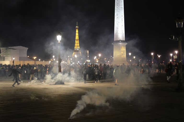 Manifestantes rodeados de gases durante una manifestación en París  