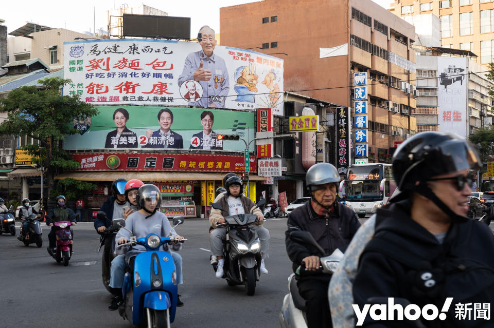 台灣的大街小巷，近月掛滿候選人廣告。