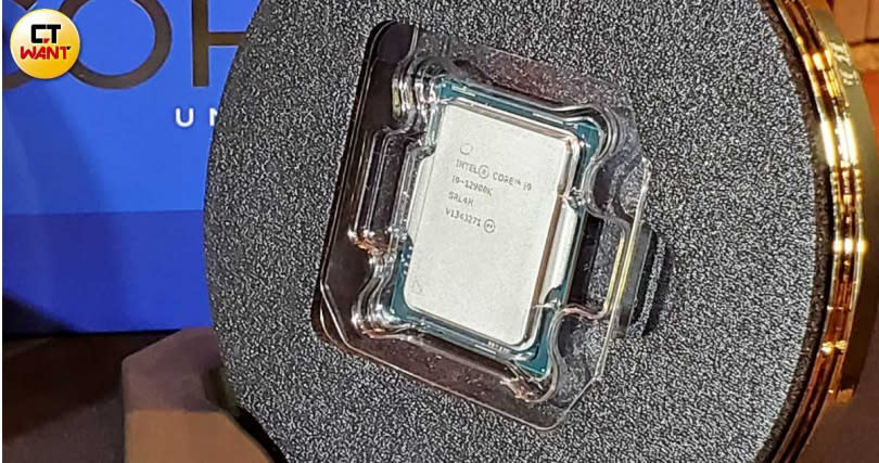 英特爾第12代Core i9-12900K，最高運算速度達到5.2GHz、16核心、24執行緒，堪稱地表最快PC處理器。（攝影／胡華勝）