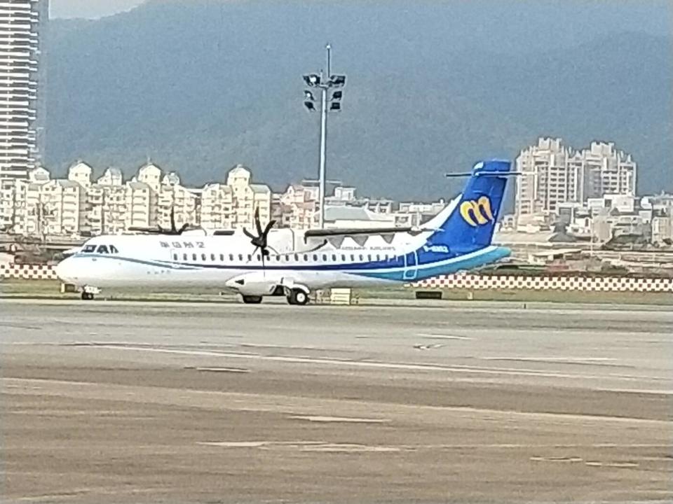▲華信航空第二架ATR72-600、編號B16852新機10日下午順利降落松山機場。（圖／華信航空提供）