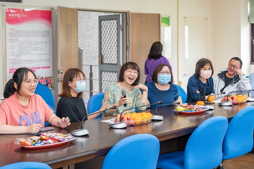 臺東大學新任校長鄭憲宗為不讓團拜活動草草收場，在散會前帶著與會同仁玩起成語接龍，凝聚向心力。