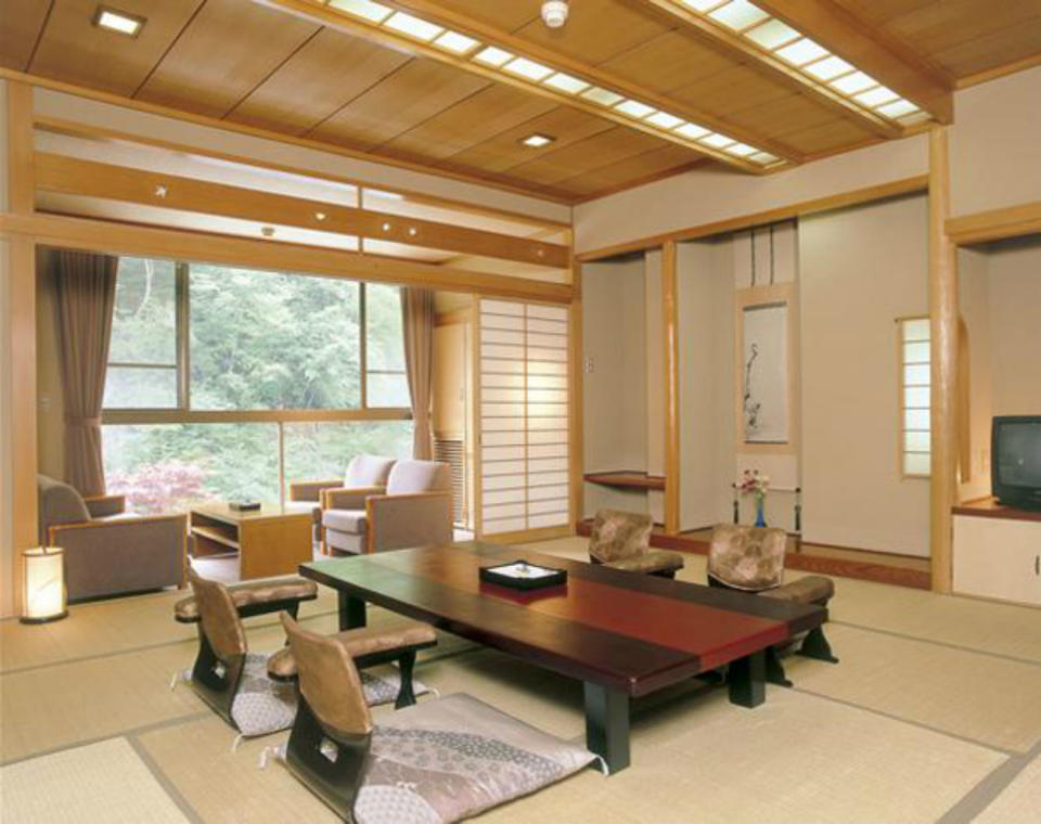 <p>Fue en el año 2011 cuando el Libro Guinness de los Récords reconoció a este hotel como el más antiguo del mundo. Curiosamente, el segundo también está en Japón (el Hoshi Ryokan, que abrió sus puertas en el 718). (Foto: Booking / <a rel="nofollow noopener" href="http://www.booking.com/hotel/jp/quan-guan-yuan-quan-gua-keliu-sinosu-xi-shan-wen-quan-qing-yun-guan.es.html?label=gen173nr-1DCAsodUJDcXVhbi1ndWFuLXl1YW4tcXVhbi1ndWEta2VsaXUtc2lub3N1LXhpLXNoYW4td2VuLXF1YW4tcWluZy15dW4tZ3VhbkgKWARoRogBAZgBCrgBCMgBDNgBA-gBAfgBApICAXmoAgM;sid=98595846b62f1556fe767d1823fd8f76;checkin=2018-11-15;checkout=2018-11-16;dest_id=-228707;dest_type=city;dist=0;group_adults=2;hapos=1;hpos=1;room1=A%2CA;sb_price_type=total;soh=1;soldout=0%2C0;srepoch=1539094900;srfid=eaf3271da4348df7c3c640ed0f8804659fb00571X1;srpvid=8e7364fa33ea00a5;type=total;ucfs=1&" target="_blank" data-ylk="slk:Nishiyama Onsen Keiunkan;elm:context_link;itc:0;sec:content-canvas" class="link ">Nishiyama Onsen Keiunkan</a>). </p>