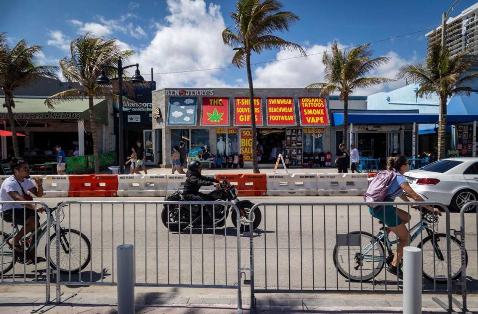Personas disfrutan de un hermoso día en Fort Lauderdale Beach mientras pasan junto a las barricadas colocadas a ambos lados de la A1A como medida de control de multitudes, el 28 de febrero de 2024.