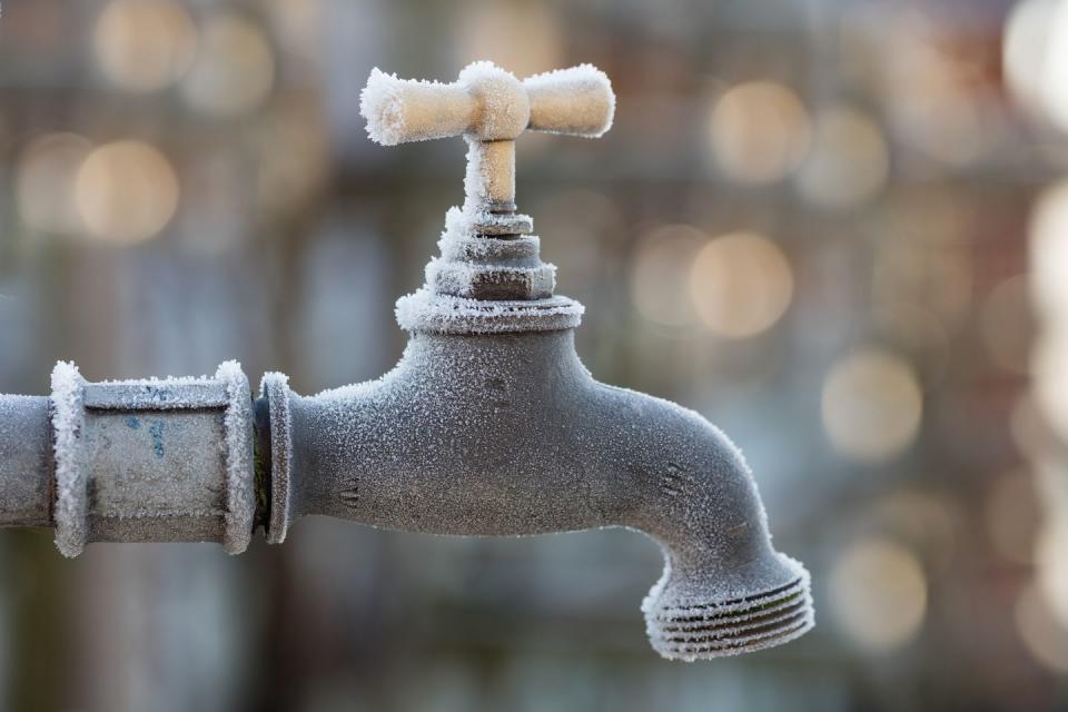 Metal, Iron, Still life photography, Finial, Silver, Macro photography, Household hardware, Balance, Ornament, Plumbing fitting, 