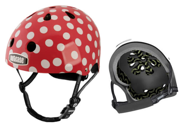 Polkadots sind nicht nur auf einem Kleid ein Hingucker. Nein, sie machen auch einen Helm zu einem coolen Kopfschutz. Das Beste ist: Mit diesem Exemplar kann man nicht nur auf dem Bike punkten. Der „nutcase Helm Street mini dots“ (über Helmfabrik.de, ca. 70€) eignet sich auch zum Skaten oder BMX-Touren. (Bild: Helmfabrik.de)