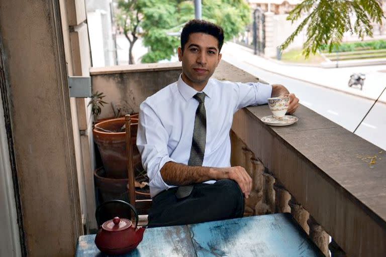Suraj Samim, un joven afgano de 22 años, quien solicitó una beca para estudiar la carrera de Relaciones Internacionales en la Universidad Austral