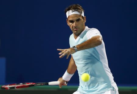 Obi UAE Royals' Roger Federer hits a return to OUE Singapore Slammers' Andy Murray during their match at the International Premier Tennis League (IPTL) in Dubai December 15, 2015. REUTERS/Ahmed Jadallah