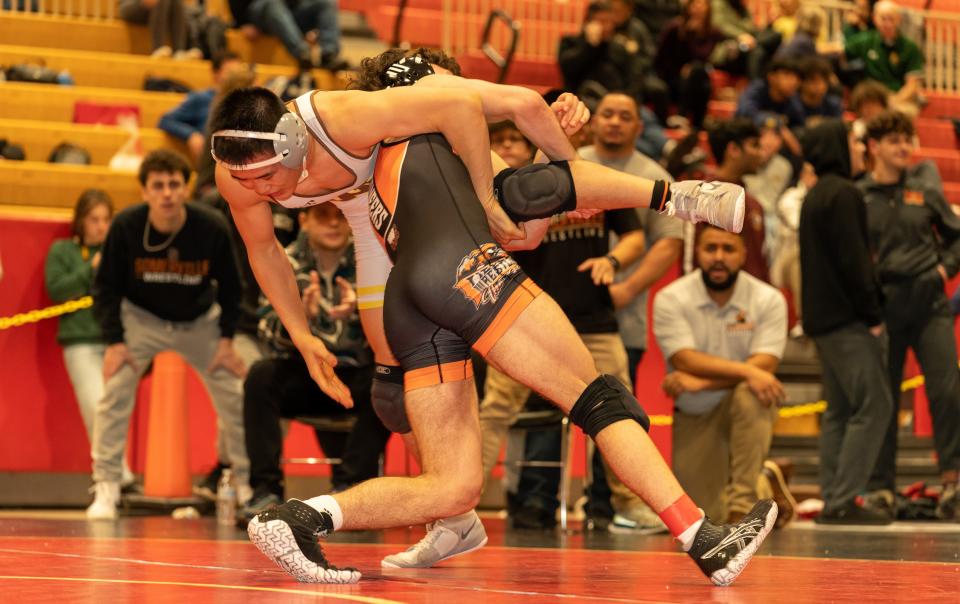 Somerville’s Ryan Closterman (red) beats Watchung Hills Regional’s Harry Liu (green) in the 157 weight class at the 2023 Somerset County Boys Wrestling Tournament on Jan. 7 at the gymnasium at Hillsborough High School in Hillsborough.